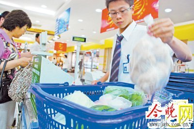 津城超市高调回应限塑政策 推出环保袋环保车